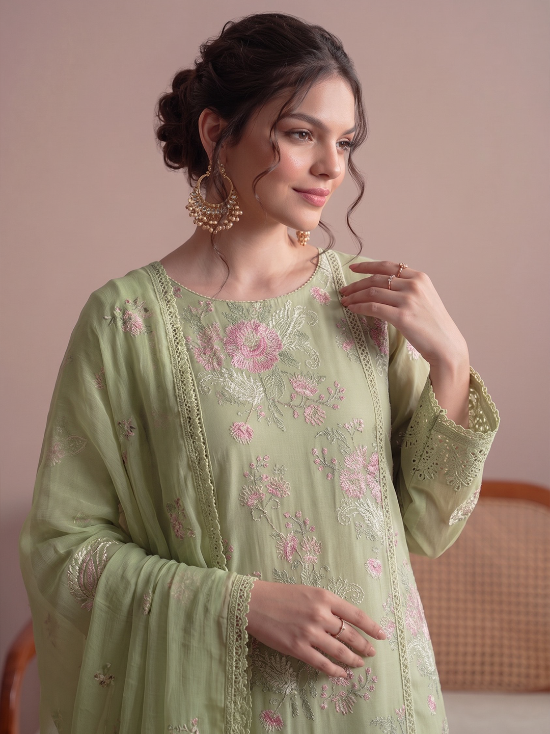 Bareeza's Style - Premium Embroidered Lawn - 3PC Suit - D-04